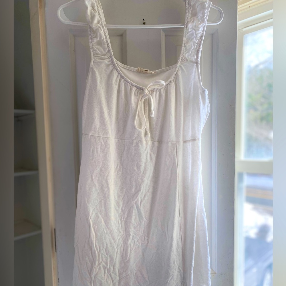 Flattering white pac sun dress 🕊️🤍